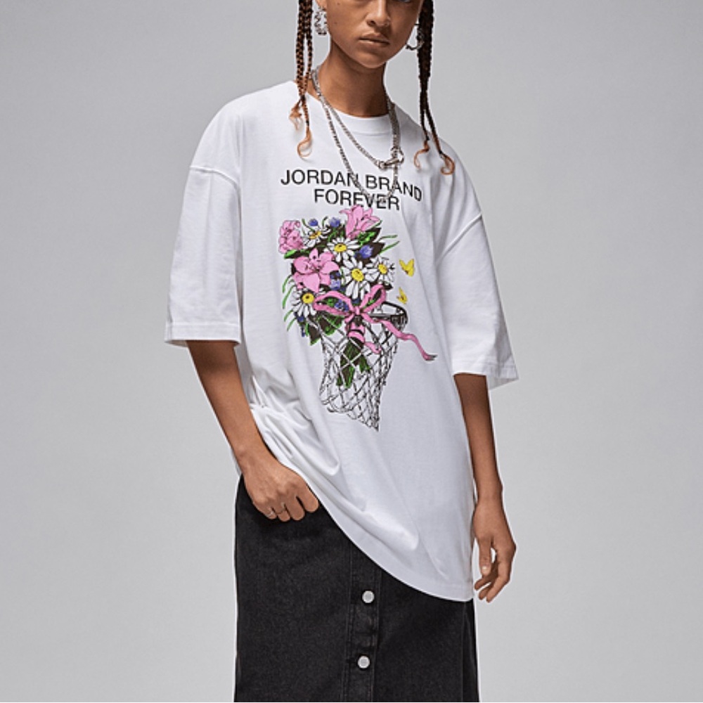 Jordan Women's Oversized Graphic T-Shirt